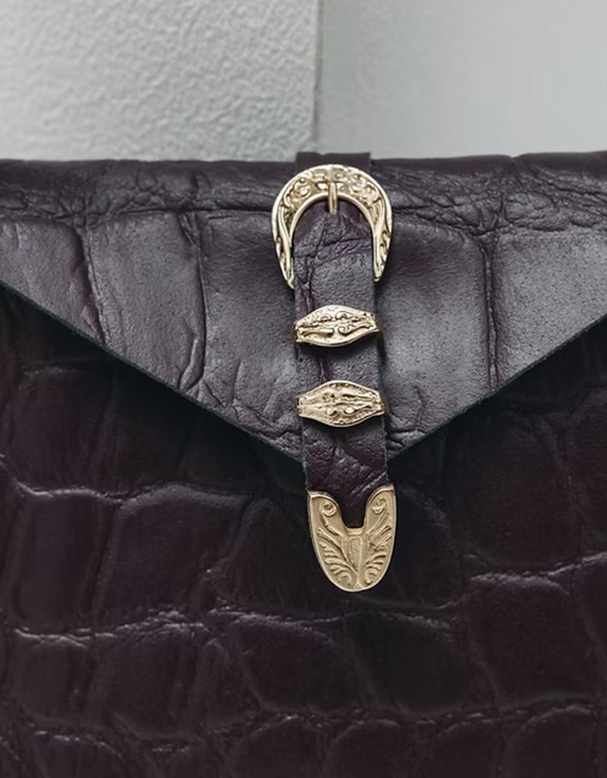Individual Art Leather Here with me bag dark plum-gold
